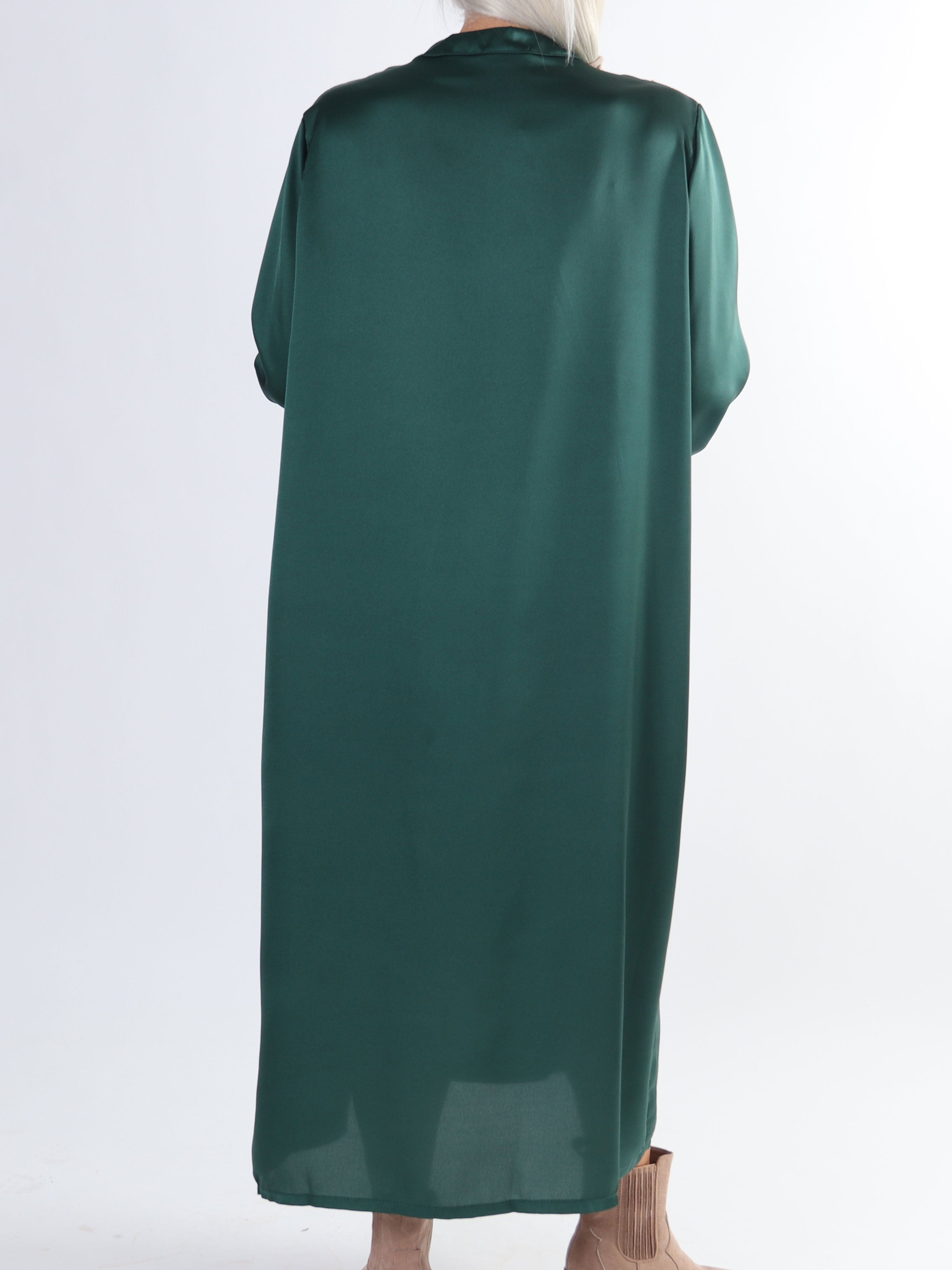 Emilia - Plus size kjole i silkelook med hvide perler